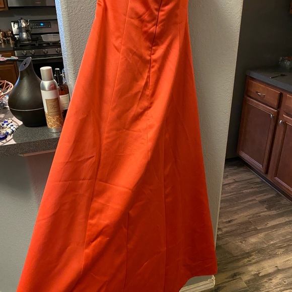 Beautiful dress - Picture 4 of 8